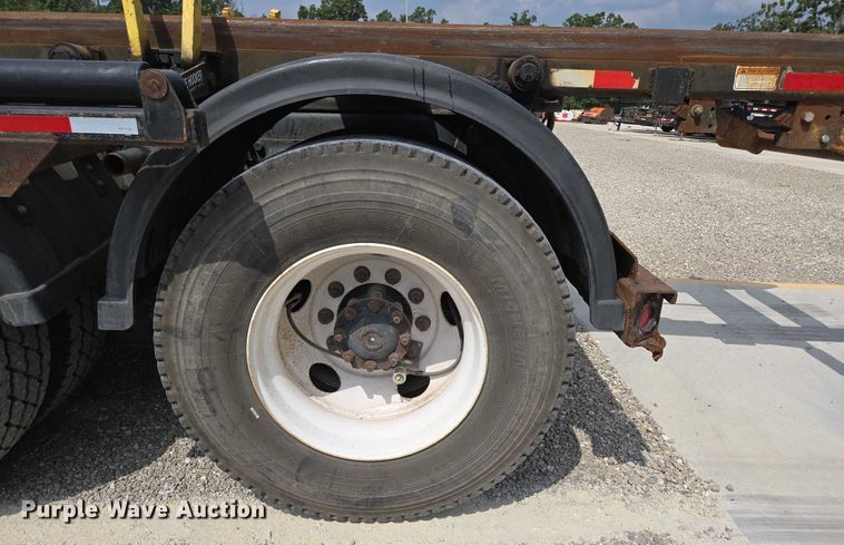 image for item EN2073 2002 International 2574 roll-off container truck