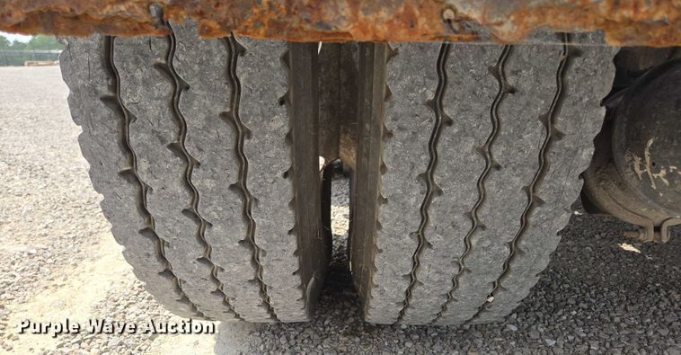 image for item EN2073 2002 International 2574 roll-off container truck