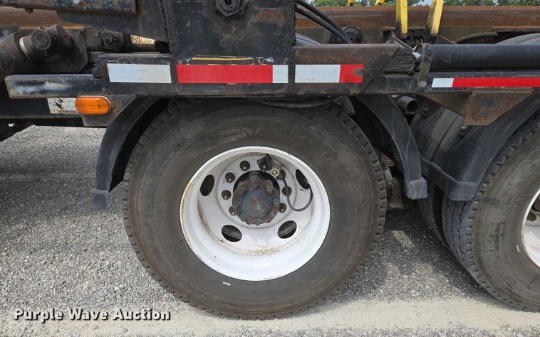 image for item EN2073 2002 International 2574 roll-off container truck