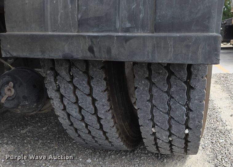 image for item EN2073 2002 International 2574 roll-off container truck