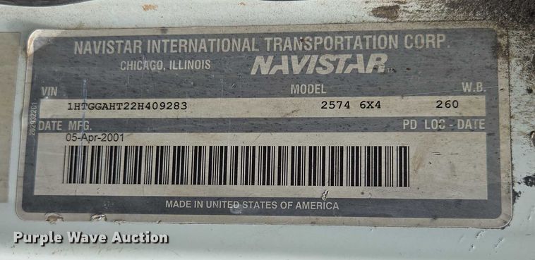 image for item EN2073 2002 International 2574 roll-off container truck