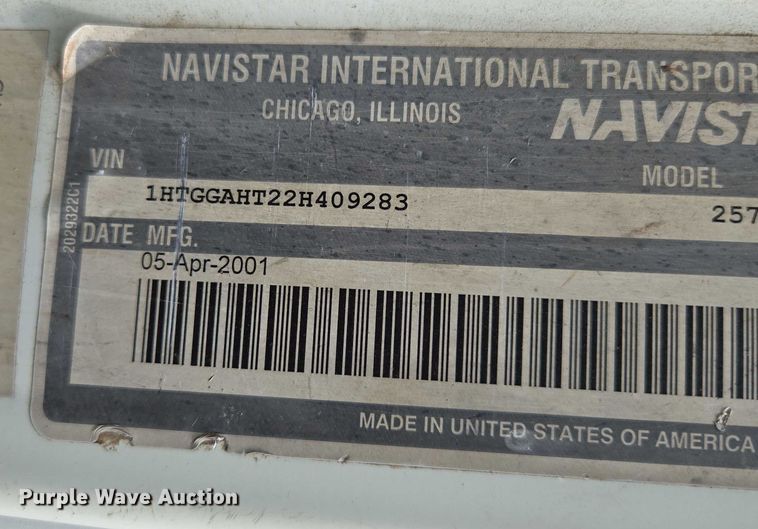 image for item EN2073 2002 International 2574 roll-off container truck