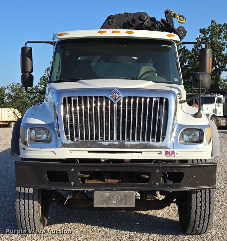 image for item EN2075 2005 International 7600 crane truck 