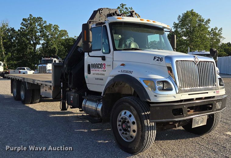 image for item EN2075 2005 International 7600 crane truck 