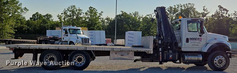 image for item EN2075 2005 International 7600 crane truck 