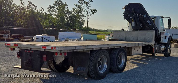 image for item EN2075 2005 International 7600 crane truck 