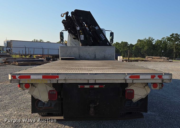 image for item EN2075 2005 International 7600 crane truck 