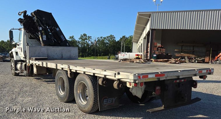 image for item EN2075 2005 International 7600 crane truck 