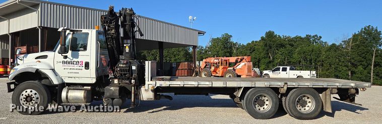 image for item EN2075 2005 International 7600 crane truck 