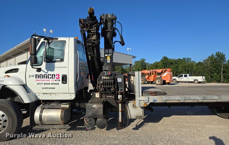 image for item EN2075 2005 International 7600 crane truck 