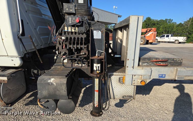 image for item EN2075 2005 International 7600 crane truck 