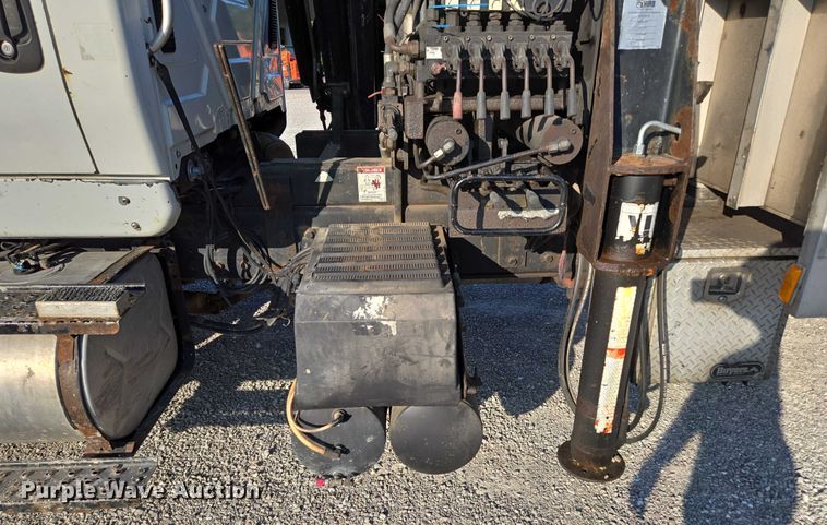 image for item EN2075 2005 International 7600 crane truck 