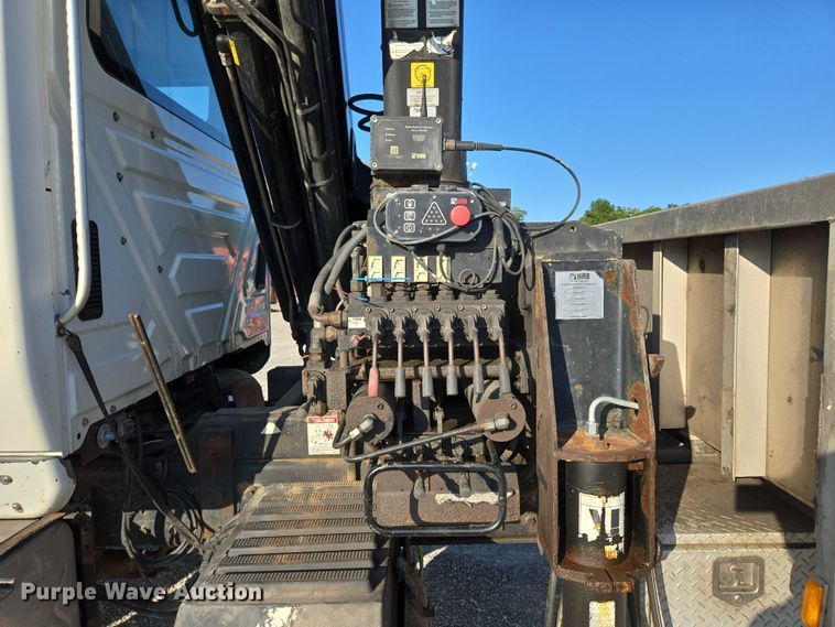 image for item EN2075 2005 International 7600 crane truck 