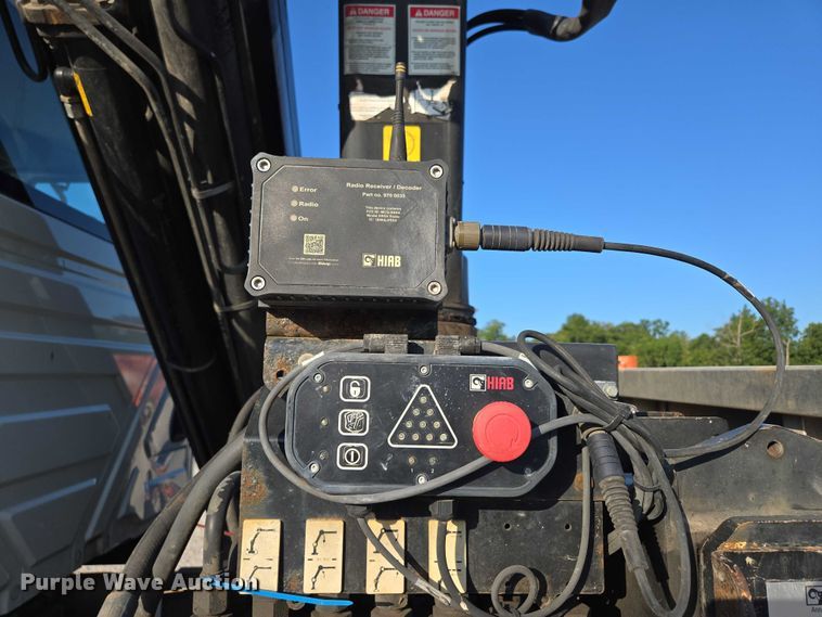 image for item EN2075 2005 International 7600 crane truck 