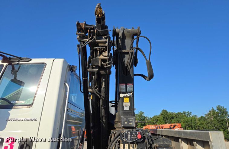 image for item EN2075 2005 International 7600 crane truck 