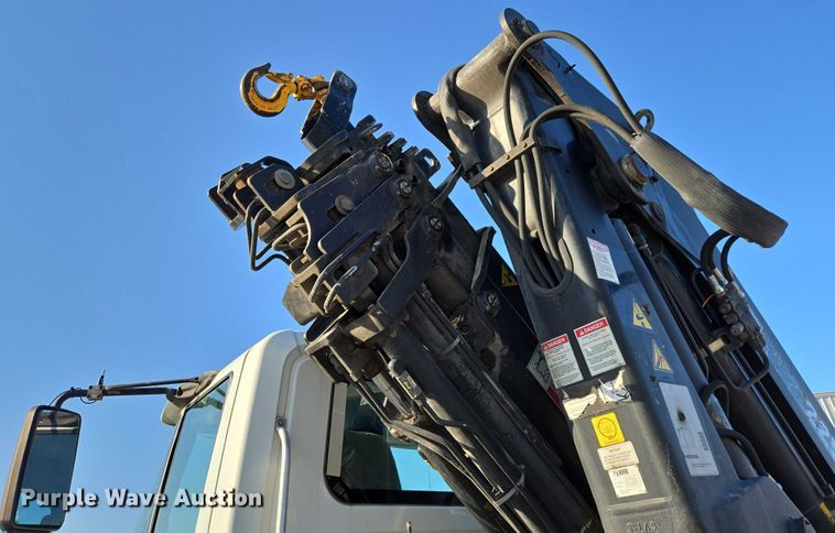 image for item EN2075 2005 International 7600 crane truck 