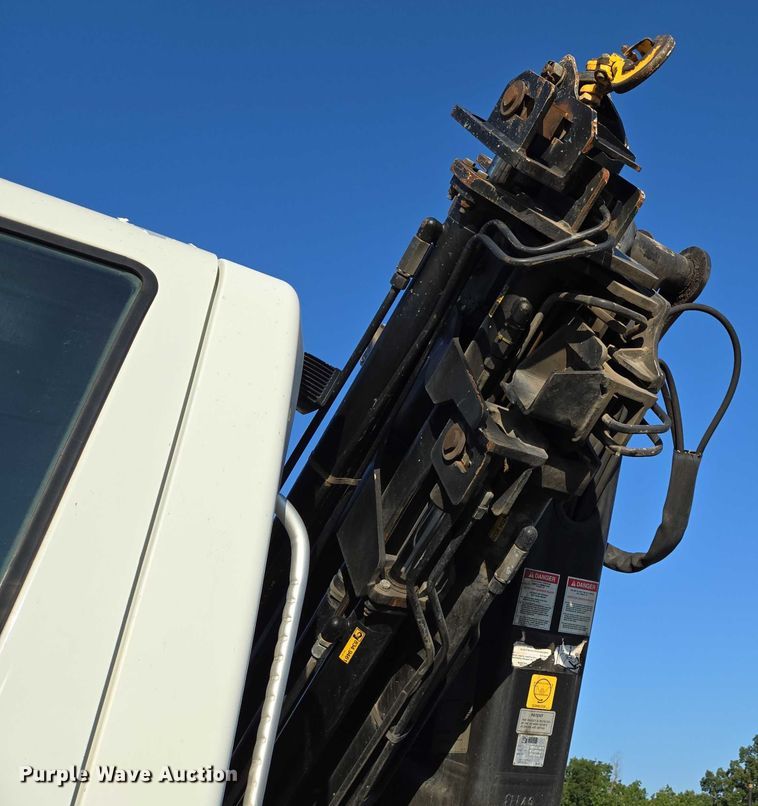 image for item EN2075 2005 International 7600 crane truck 