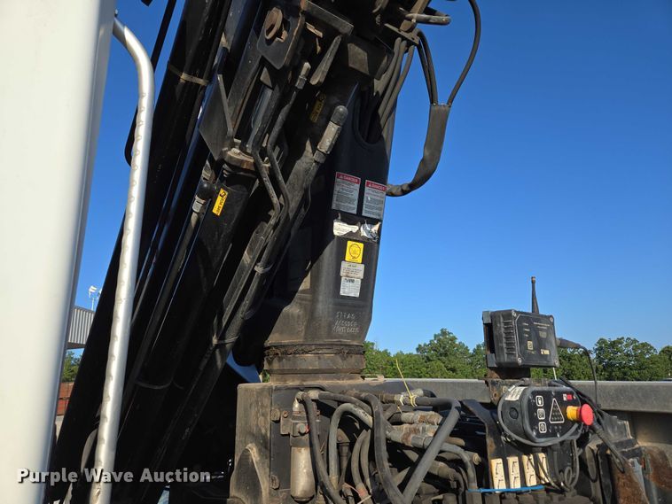 image for item EN2075 2005 International 7600 crane truck 