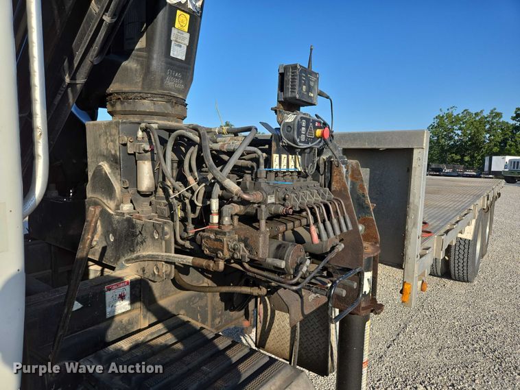 image for item EN2075 2005 International 7600 crane truck 