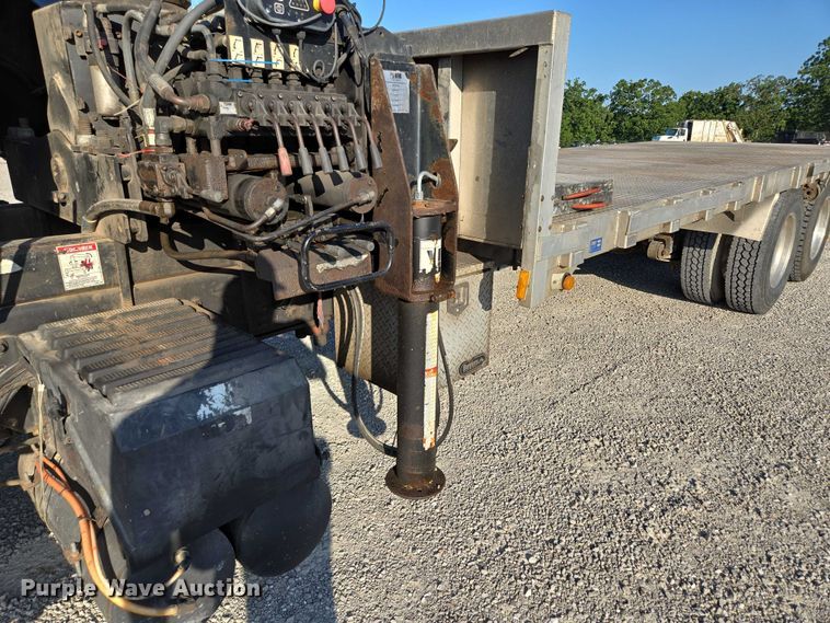 image for item EN2075 2005 International 7600 crane truck 