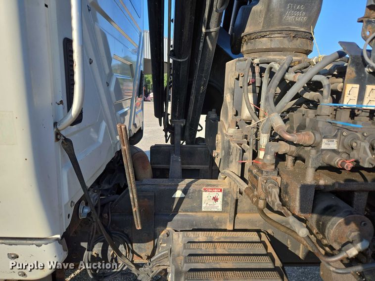 image for item EN2075 2005 International 7600 crane truck 