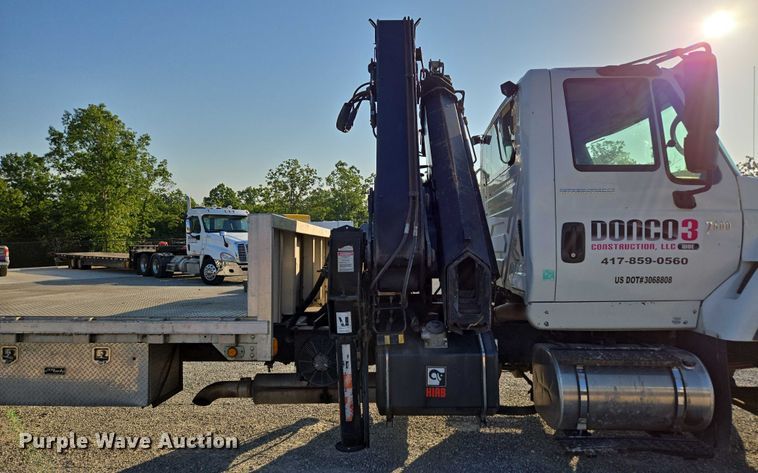 image for item EN2075 2005 International 7600 crane truck 