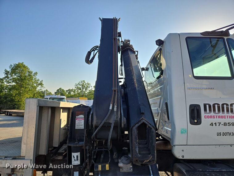 image for item EN2075 2005 International 7600 crane truck 