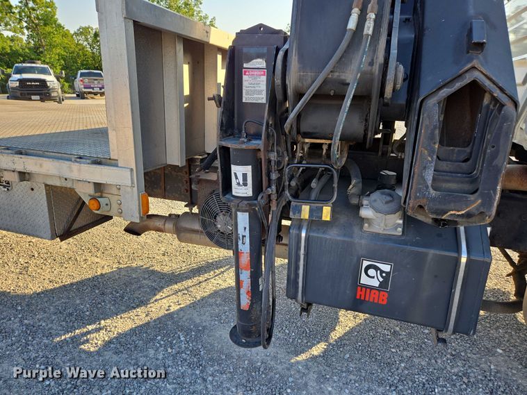 image for item EN2075 2005 International 7600 crane truck 