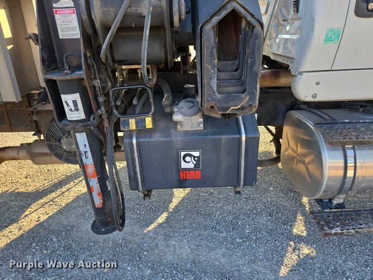 image for item EN2075 2005 International 7600 crane truck 