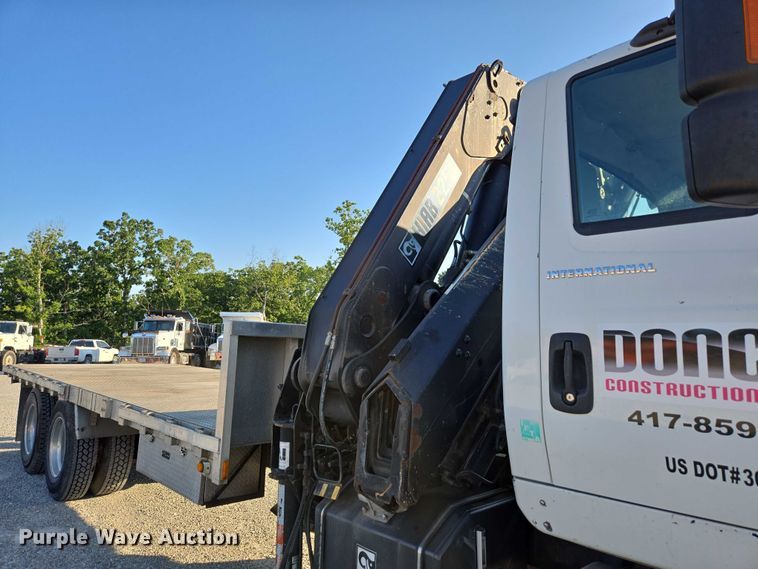 image for item EN2075 2005 International 7600 crane truck 