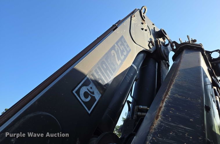 image for item EN2075 2005 International 7600 crane truck 