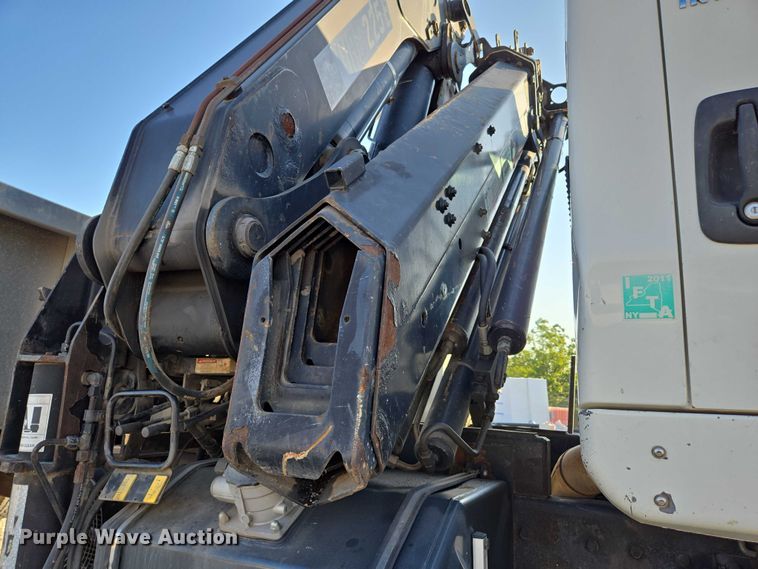 image for item EN2075 2005 International 7600 crane truck 