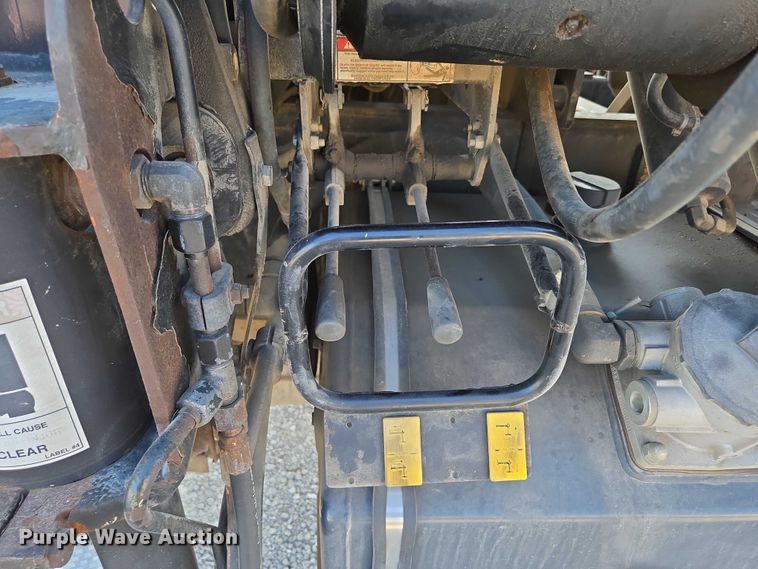 image for item EN2075 2005 International 7600 crane truck 