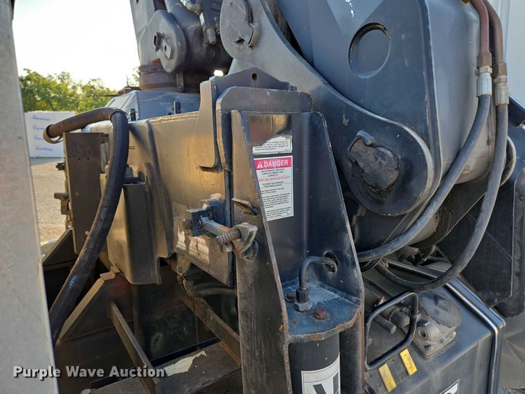 image for item EN2075 2005 International 7600 crane truck 