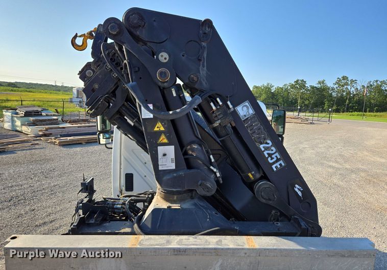 image for item EN2075 2005 International 7600 crane truck 