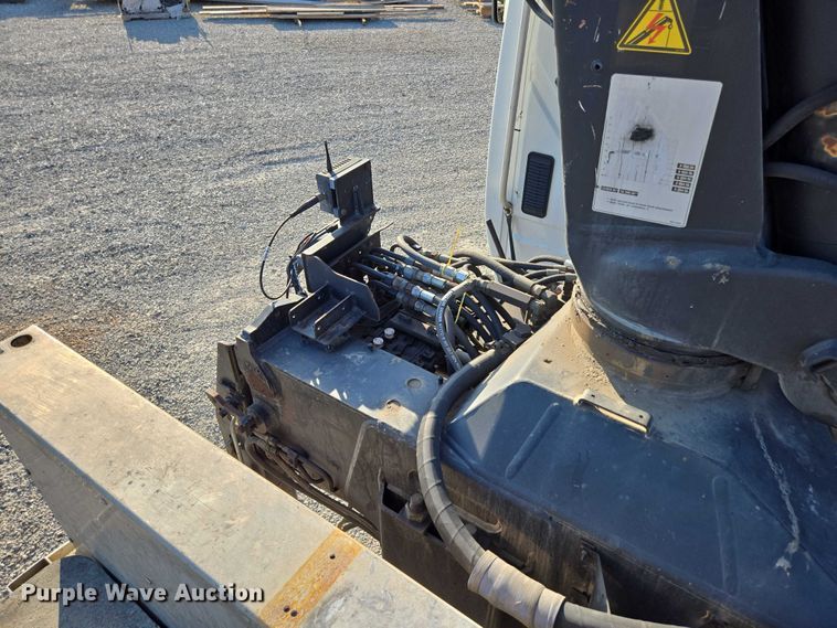 image for item EN2075 2005 International 7600 crane truck 