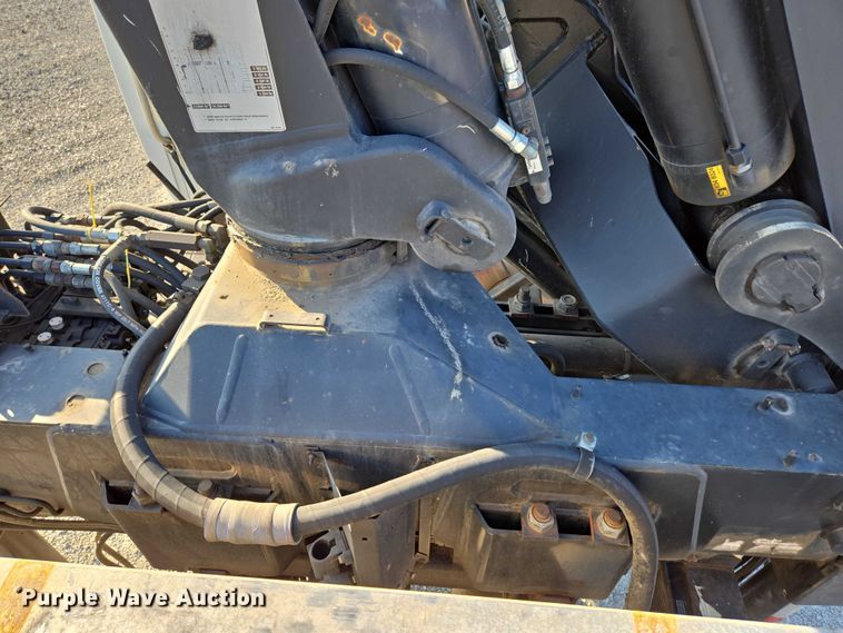 image for item EN2075 2005 International 7600 crane truck 