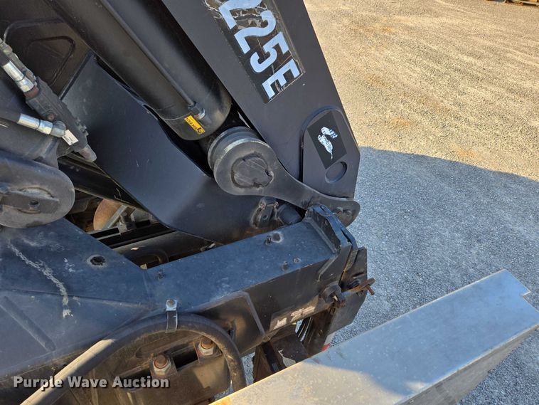 image for item EN2075 2005 International 7600 crane truck 