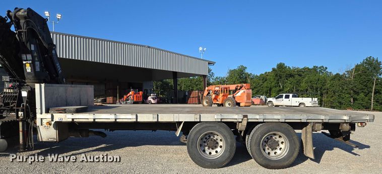 image for item EN2075 2005 International 7600 crane truck 