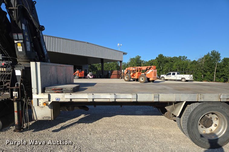 image for item EN2075 2005 International 7600 crane truck 