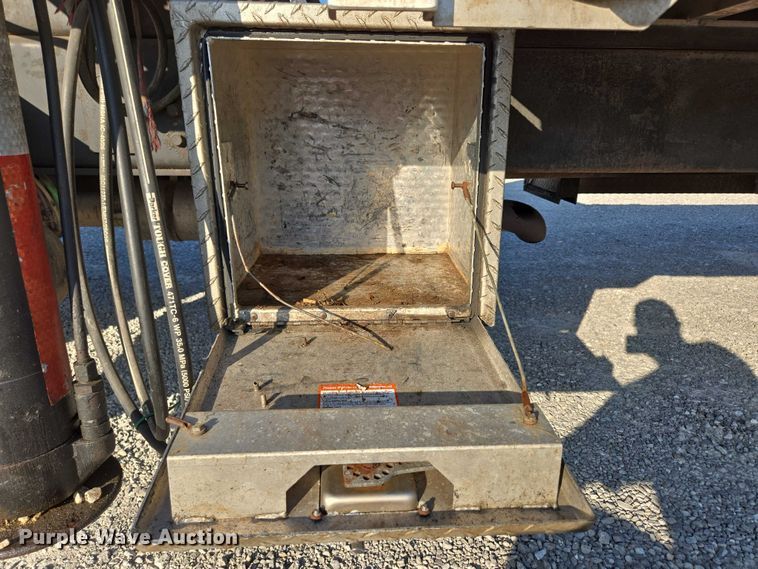 image for item EN2075 2005 International 7600 crane truck 