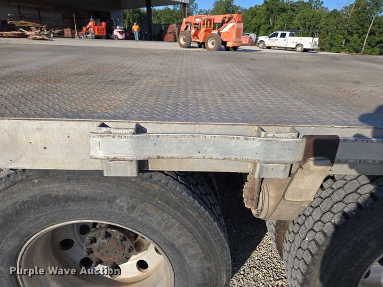 image for item EN2075 2005 International 7600 crane truck 