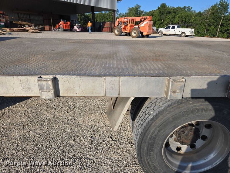 image for item EN2075 2005 International 7600 crane truck 