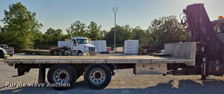 image for item EN2075 2005 International 7600 crane truck 