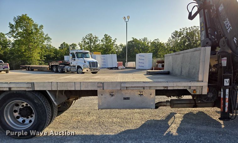 image for item EN2075 2005 International 7600 crane truck 