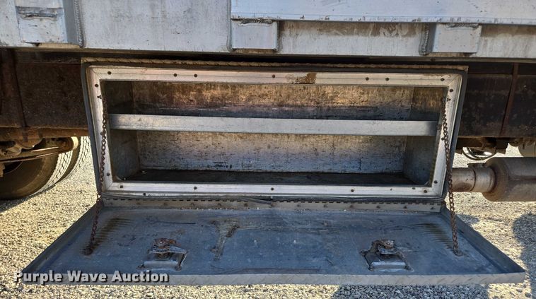 image for item EN2075 2005 International 7600 crane truck 