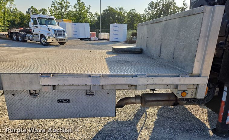 image for item EN2075 2005 International 7600 crane truck 