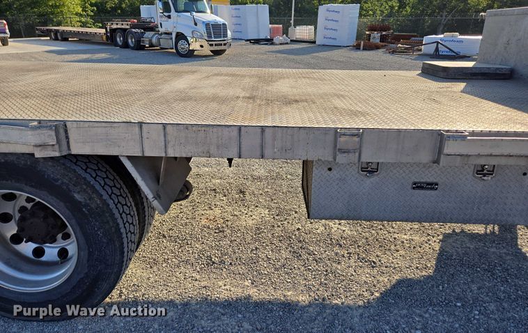 image for item EN2075 2005 International 7600 crane truck 