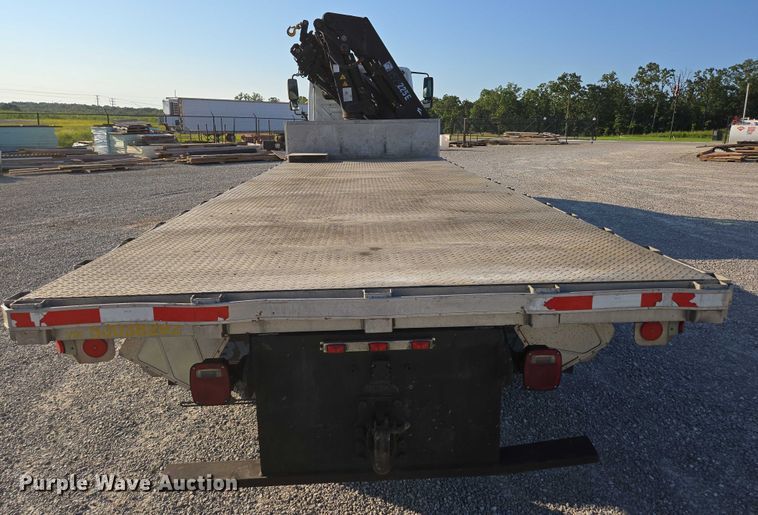 image for item EN2075 2005 International 7600 crane truck 