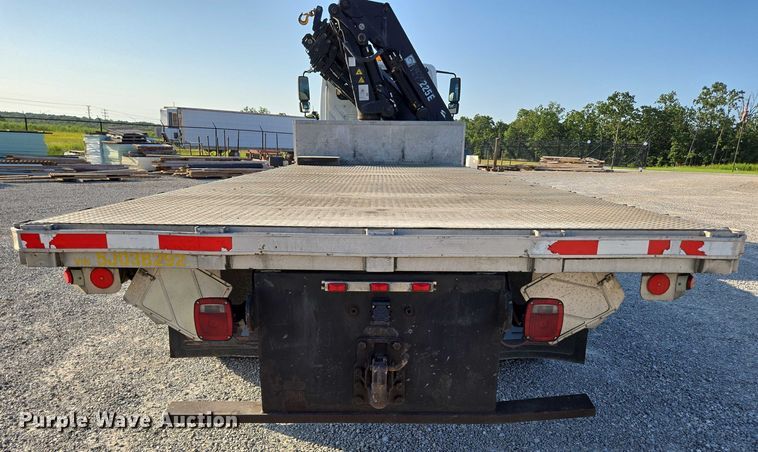 image for item EN2075 2005 International 7600 crane truck 